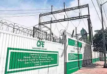 Joven amenaza con suicidio en torre de CFE en Yucatán Joven amenaza con suicidio en torre de CFE en Yucatán