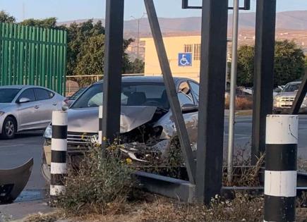 Se estrella contra en postes de acero frente a la Fenapo