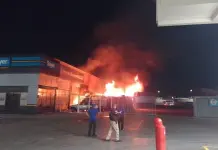 Sin heridos, incendio en bodega de pinturas contigua a gasolinera