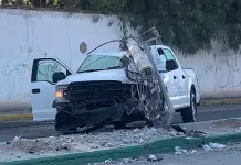 Abandonan camioneta tras derribar poste de la CFE