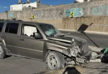 Conductor pierde el control y choca contra poste en el bulevar Río Santiago Conductor pierde el control y choca contra poste en el bulevar Río Santiago