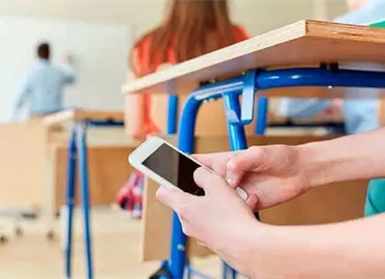 Senador del PT propone prohibir uso de celulares en escuelas