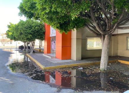 Foto del d&iacute;a | Fuga de agua persiste en plaza Soriana