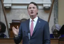 Gobernador de Virginia otorga clemencia a policía que mató a hombre desarmado Gobernador de Virginia otorga clemencia a policía que mató a hombre desarmado