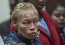 Mujer sudafricana acusada de secuestro y venta de su hija