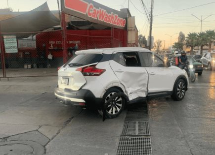 Choque Vehicular en la Colonia Damián Carmona Choque Vehicular en la Colonia Damián Carmona