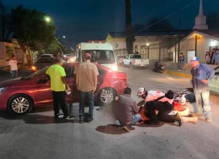 Chocan motociclistas y autos