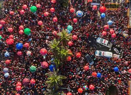 Comparsas inundan calles de samba