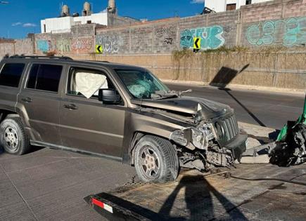 Se estampa camioneta contra un poste metálico