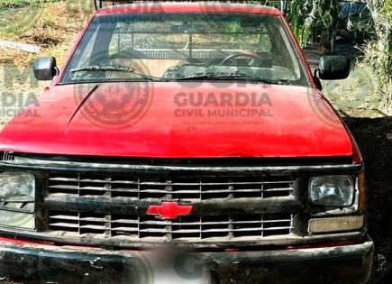 Sin llantas ni batería, hallan camioneta robada