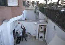 Refugiados sirios que el papa Francisco llevó a Roma rezan por él mientras reconstruyen su vida