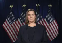 Elissa Slotkin critica las primeras acciones de Trump y ofrece a demócratas una forma de responder