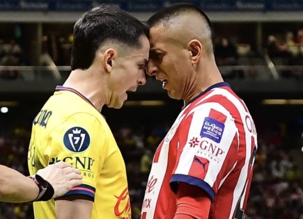 Chivas sorprende al América con triunfo fortuito en Concachampions Chivas sorprende al América con triunfo fortuito en Concachampions
