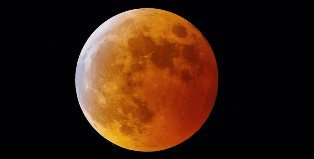 Luna de Cosecha iluminando el cielo.