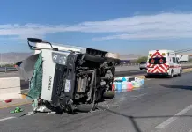 Chofer de cami&oacute;n choca y queda volcado en puente de la 57