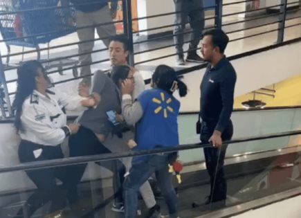 Video | Tensión y altercado en Walmart Macroplaza