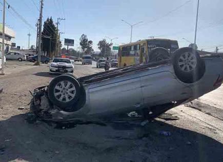 Carro vuelca y choca contra un poste de luz