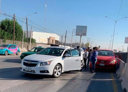 Chocan autos en Periférico Norte y puente Papagayos