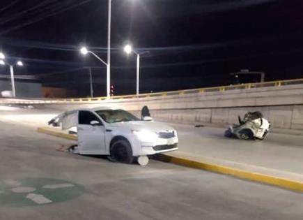 Pareja se salva al partirse su carro en dos