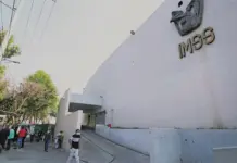 Trabajadores del IMSS se manifiestan por falta de insumos y reforma ISSSTE