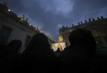 Papa participa vía remota en un retiro espiritual y los médicos mejoran su pronóstico