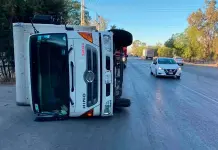 Solo daños en volcadura de camión sobre la carretera 37 Solo daños en volcadura de camión sobre la carretera 37