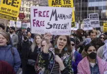 Trump prometi&oacute; defender la libertad de expresi&oacute;n. Los cr&iacute;ticos dicen que est&aacute; haciendo lo contrario