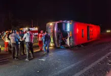Un muerto y varios heridos en volcadura de autob&uacute;s