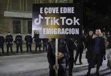 Protesta en Albania por cierre de TikTok y censura previa a elecciones