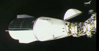 Astronautas varados reciben a sus reemplazos en la EEI