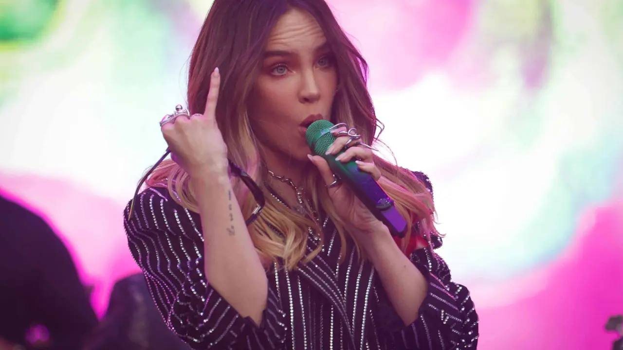Belinda comunica a sus fans que sale de México