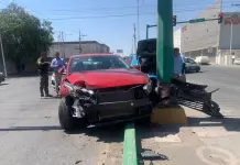 Fuerte choque en Avenida Industrias deja cuantiosos daños