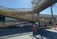 Permanece clausura de puente peatonal de SNM tras daños por choque