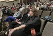 Aumentan protestas contra Trump en asambleas realizadas por legisladores republicanos