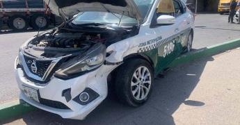 Impactan taxi y auto particular en Av. Industrias