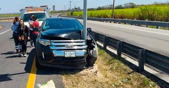 Camioneta se estrella vs. poste en la Valles-Rayón