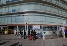 Protesta de trabajadores del Inai por compensaciones