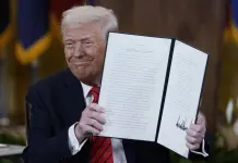 Trump firma orden ejecutiva para desmantelar el Departamento de Educación en EE. UU.