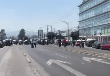 Trabajadores del INAI bloquean Insurgentes en demanda de liquidaciones