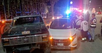 Choca camioneta contra auto