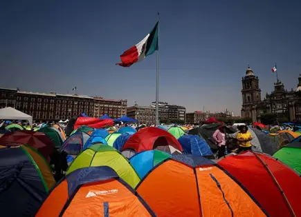 Maestros de la CNTE mantienen plantón en Zócalo de CDMX