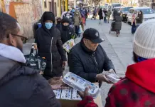 Neoyorquinos hacen filas para recibir huevos gratis