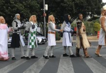 Elenco de Spamalot recrea foto icónica de los Beatles en Ciudad de México Elenco de Spamalot recrea foto icónica de los Beatles en Ciudad de México