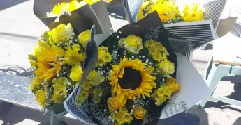 Tradici&oacute;n entrega flores amarillas: origen y fechas clave en Argentina