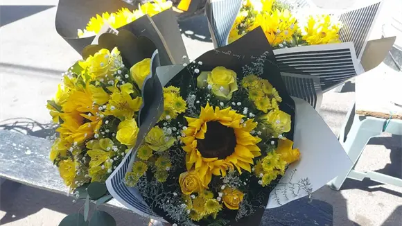 Tradici&oacute;n entrega flores amarillas: origen y fechas clave en Argentina