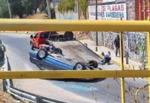 Vuelca conductor al ingresar al R&iacute;o Santiago