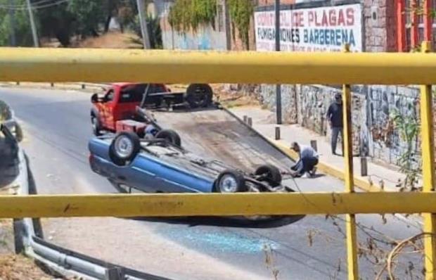 Vuelca conductor al ingresar al Río Santiago