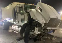 Choque entre tráiler y camión de basura en Periférico Oriente Choque entre tráiler y camión de basura en Periférico Oriente