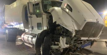 Choque entre tráiler y camión de basura en Periférico Oriente