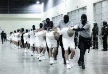 Venezolanos deportados por EEUU terminan en prisión salvadoreña. ¿Cuál es su estatus legal?